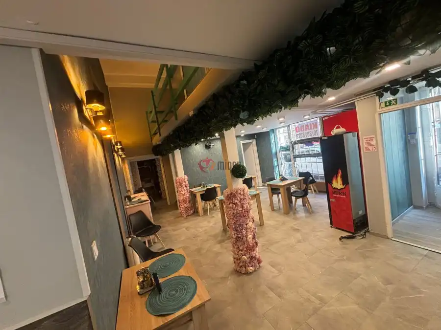 eladó üzlethelyiség utcai bejáratos, Budapest, VI. kerület